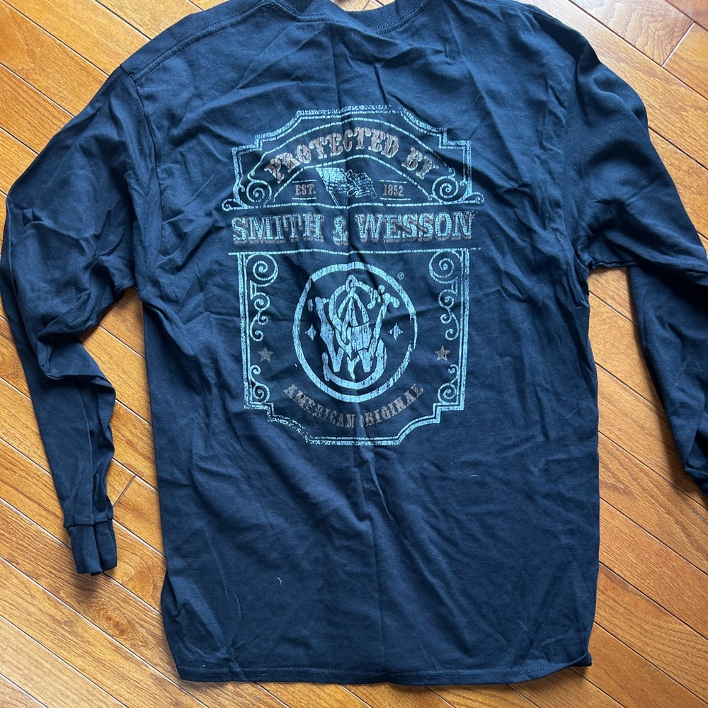 Men’s new with tags smith Wesson long sleeve black tee
